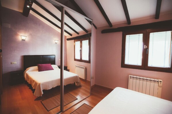 3 bedrooms, iron/ironing board, bed sheets