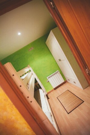 3 habitaciones, tabla de planchar con plancha y ropa de cama