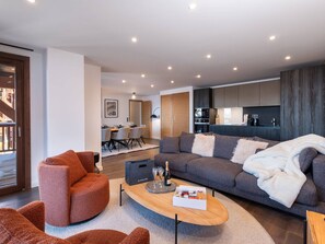 TV - Family Apartment in Courchevel for 8 People (Courchevel 1650)