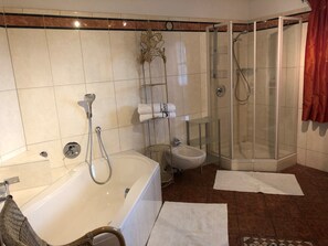 Dusche, Haartrockner, Bidet, Handtücher