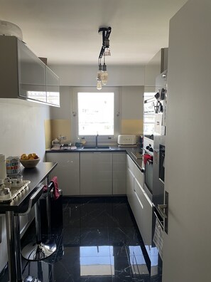 電子レンジ、オーブン、コンロ、食器洗い機