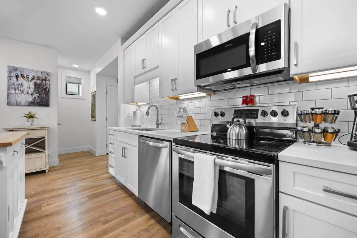 Frigorifero, microonde, forno, piano cottura