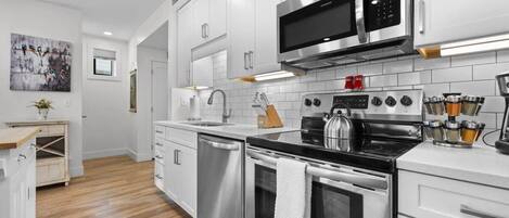 Refrigerador, microondas, horno, placa de cocina