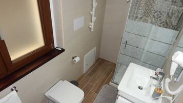 Dusche, Haartrockner, Bidet, Handtücher