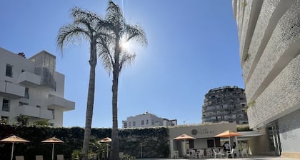 Prestigious apartment with pool centrally located at Casa Finance City