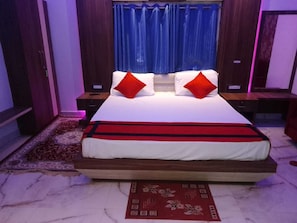 1 bedroom, desk, soundproofing - G P Guest House And Banquet Hall (Gaya)