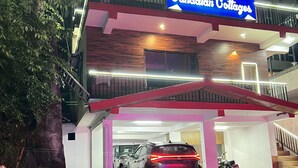 Un edificio de varios pisos con un letrero que dice 