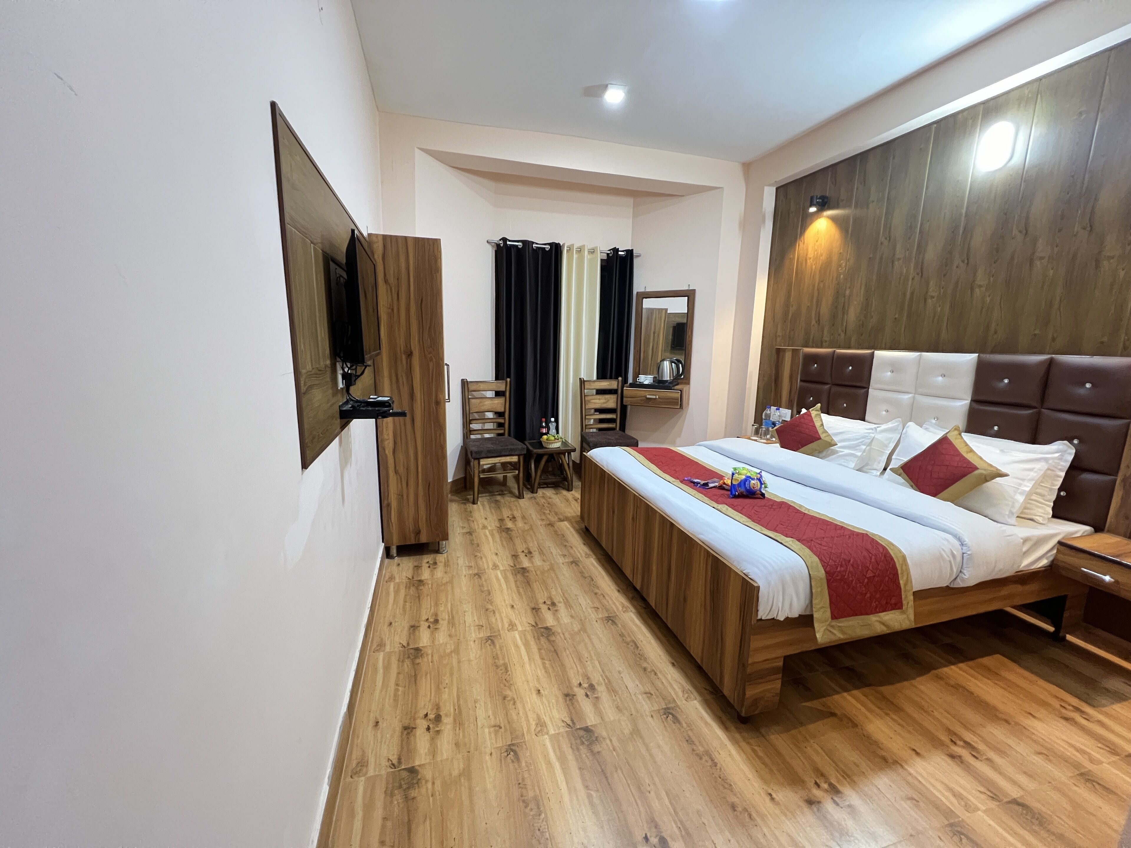 Un dormitorio moderno con una cama de madera, un escritorio y una silla.