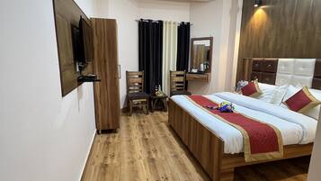 Deluxe Double Room, 1 King Bed | Premium bedding, free WiFi, bed sheets