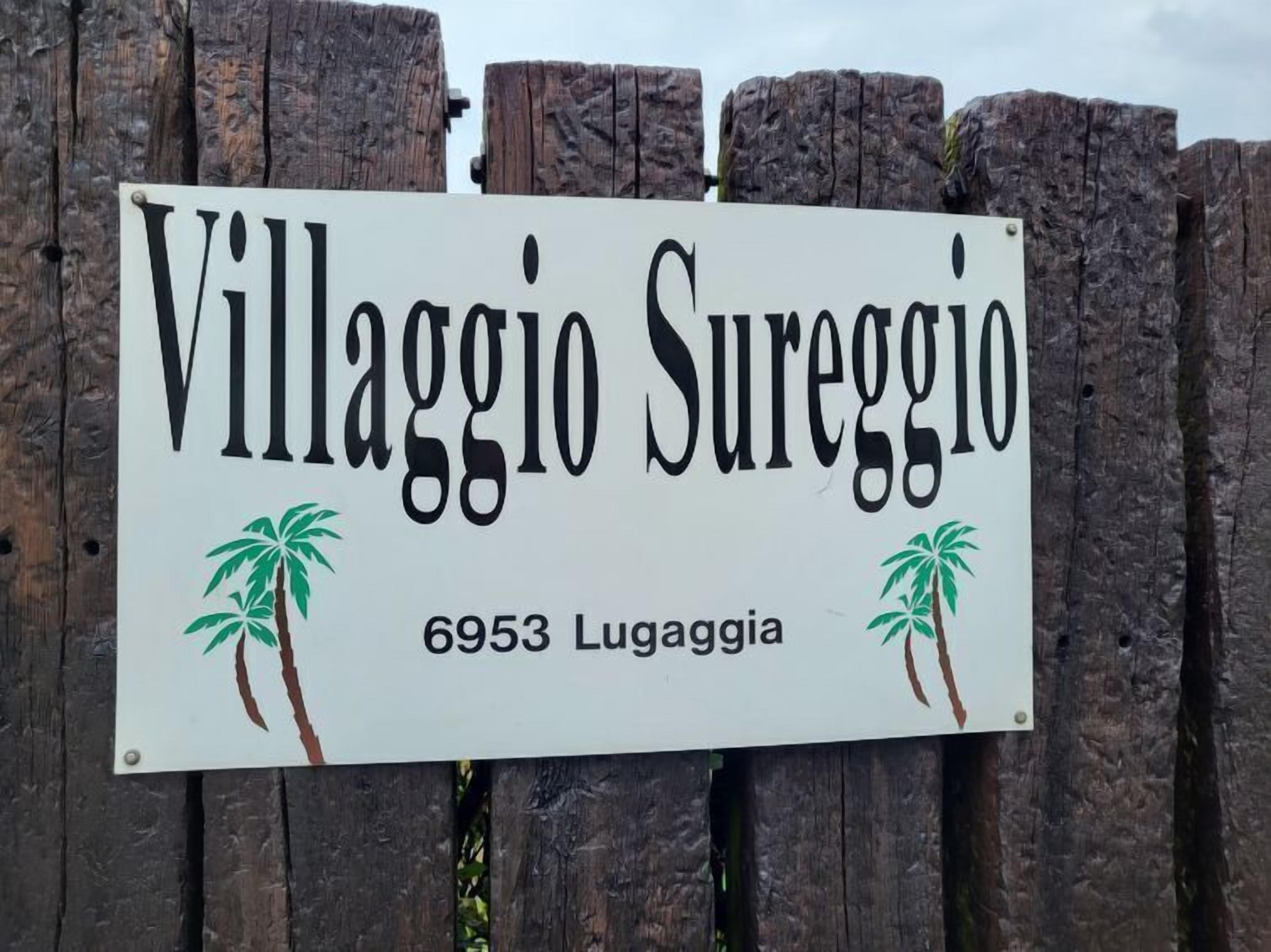 Une enseigne indiquant « Villaggio Sureggio », avec l’adresse 6953 Lugaggia.