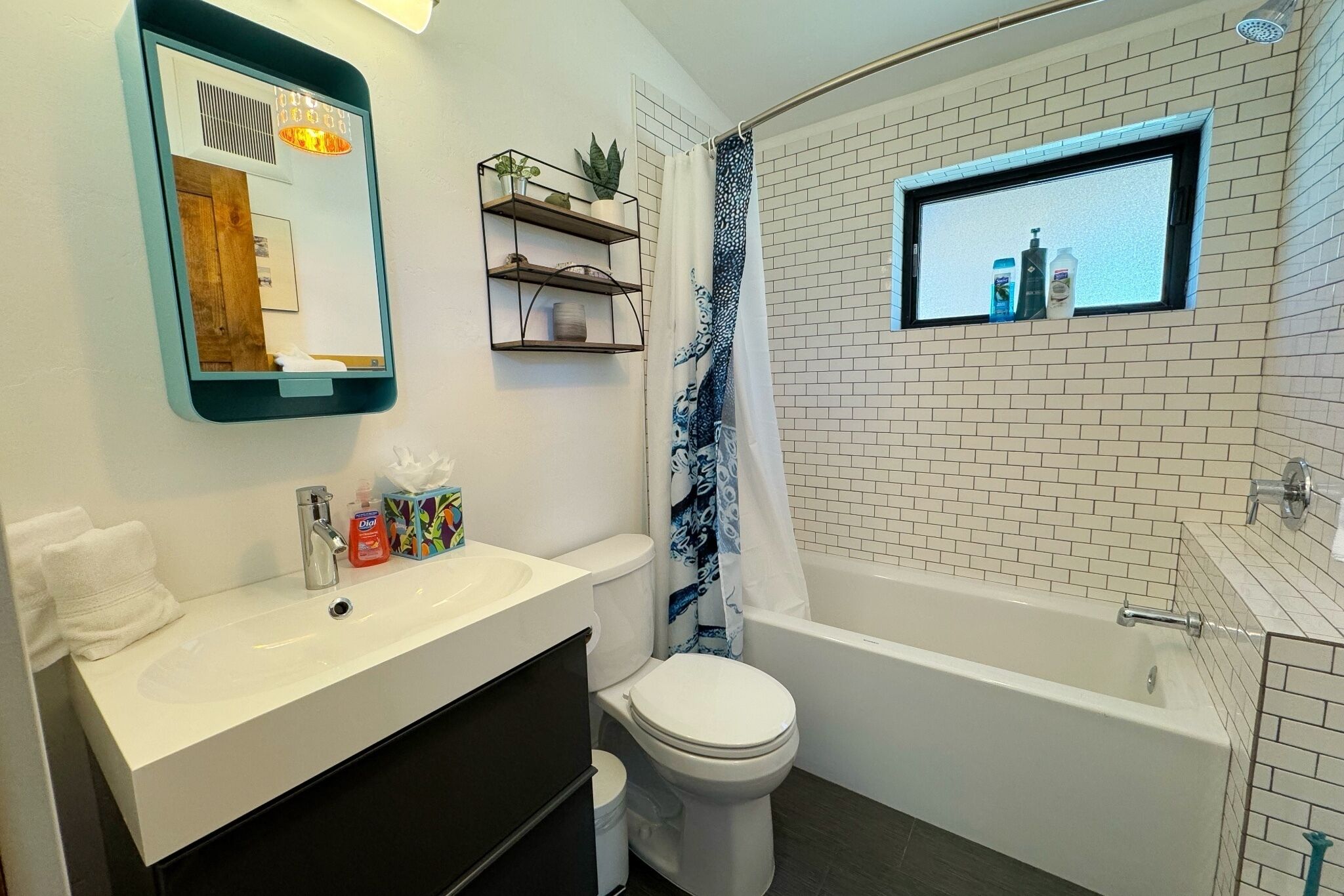 Een haardroger, handdoeken