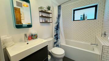 Een haardroger, handdoeken