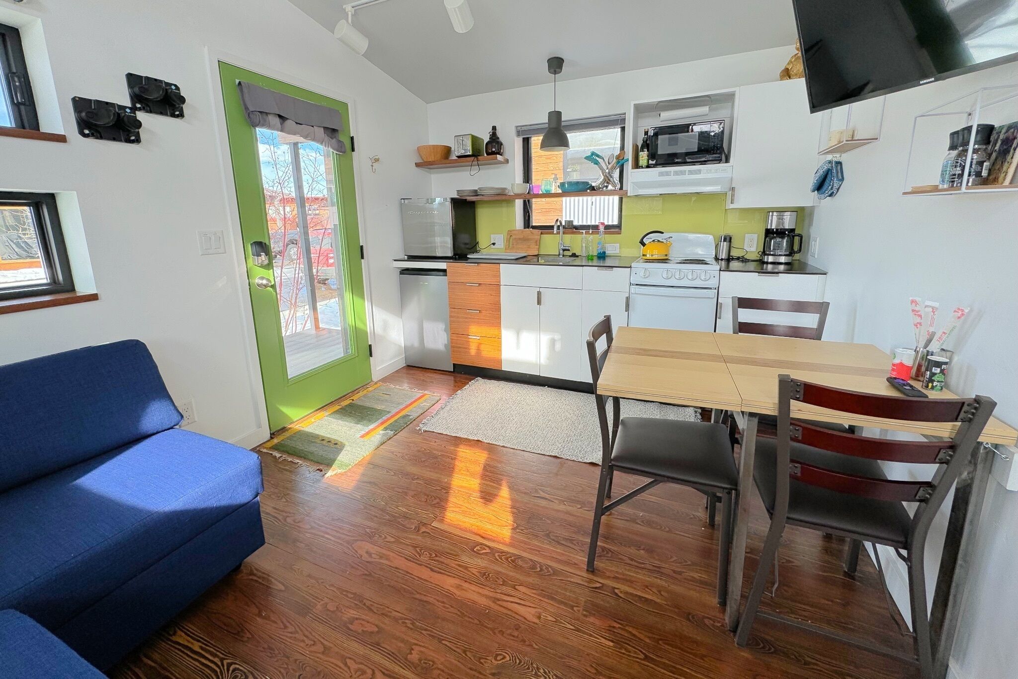 Microwave, oven, stovetop, coffee/tea maker