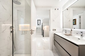 Dusche, Haartrockner, Handtücher