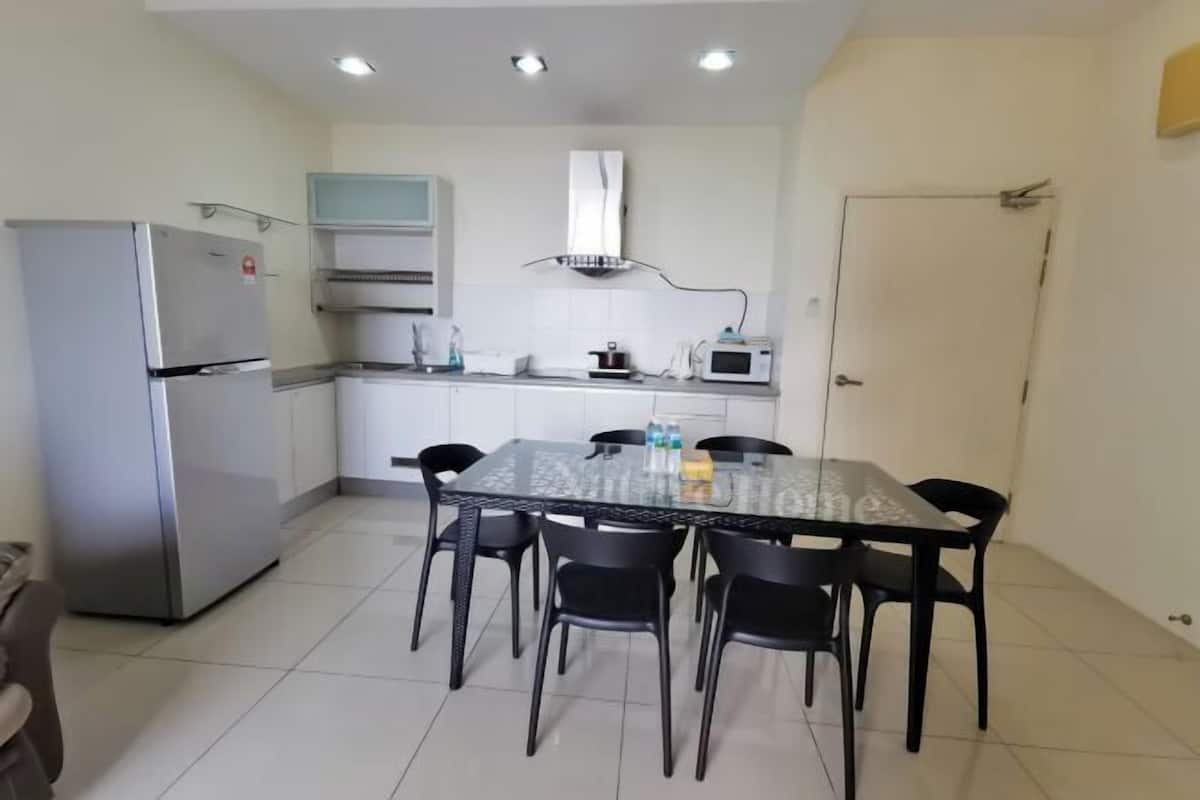 Private kitchen | Fridge, microwave, oven, cookware/dishes/utensils