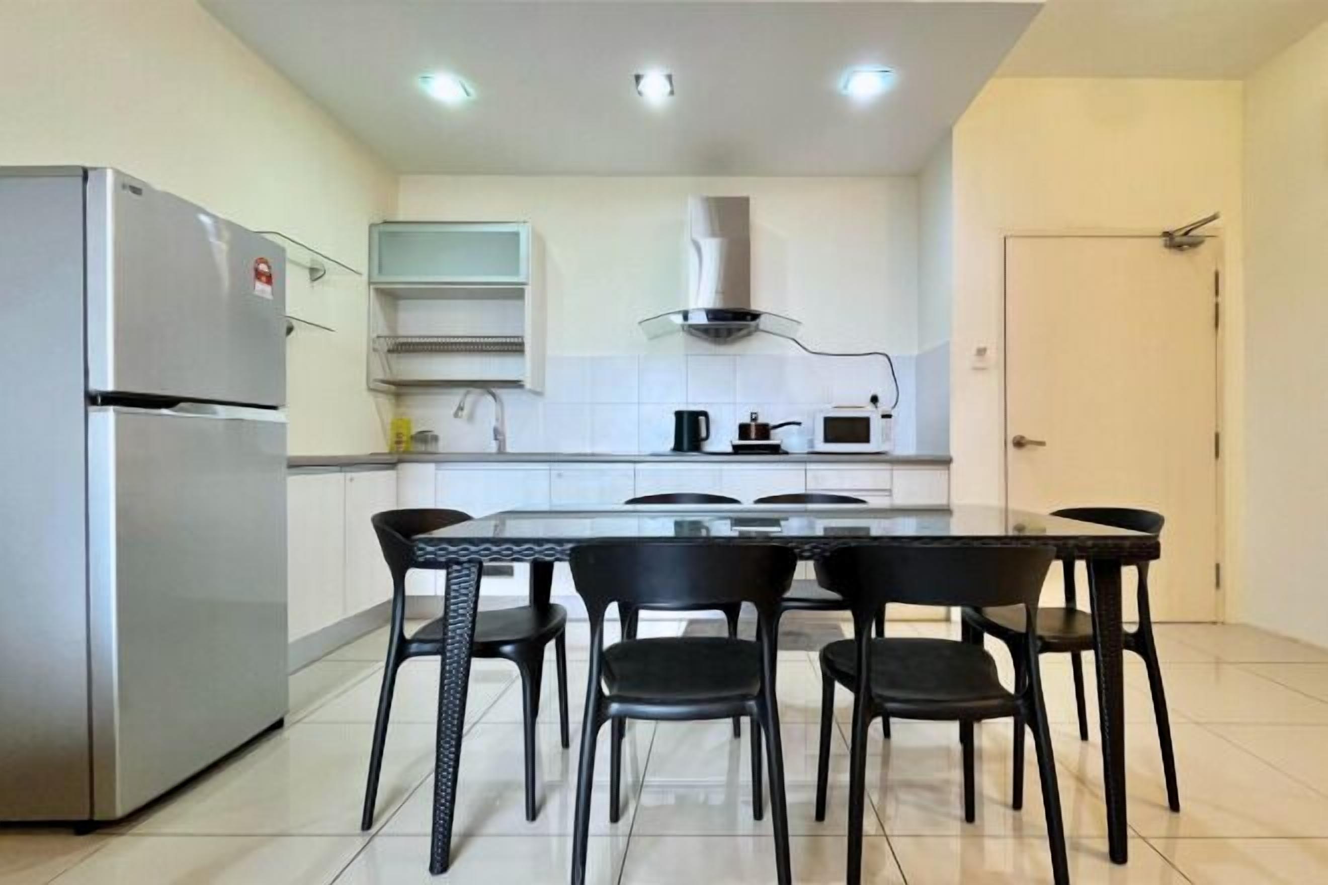 Privékeuken | Een koelkast, een microgolfoven, een oven, kookgerei, borden en bestek