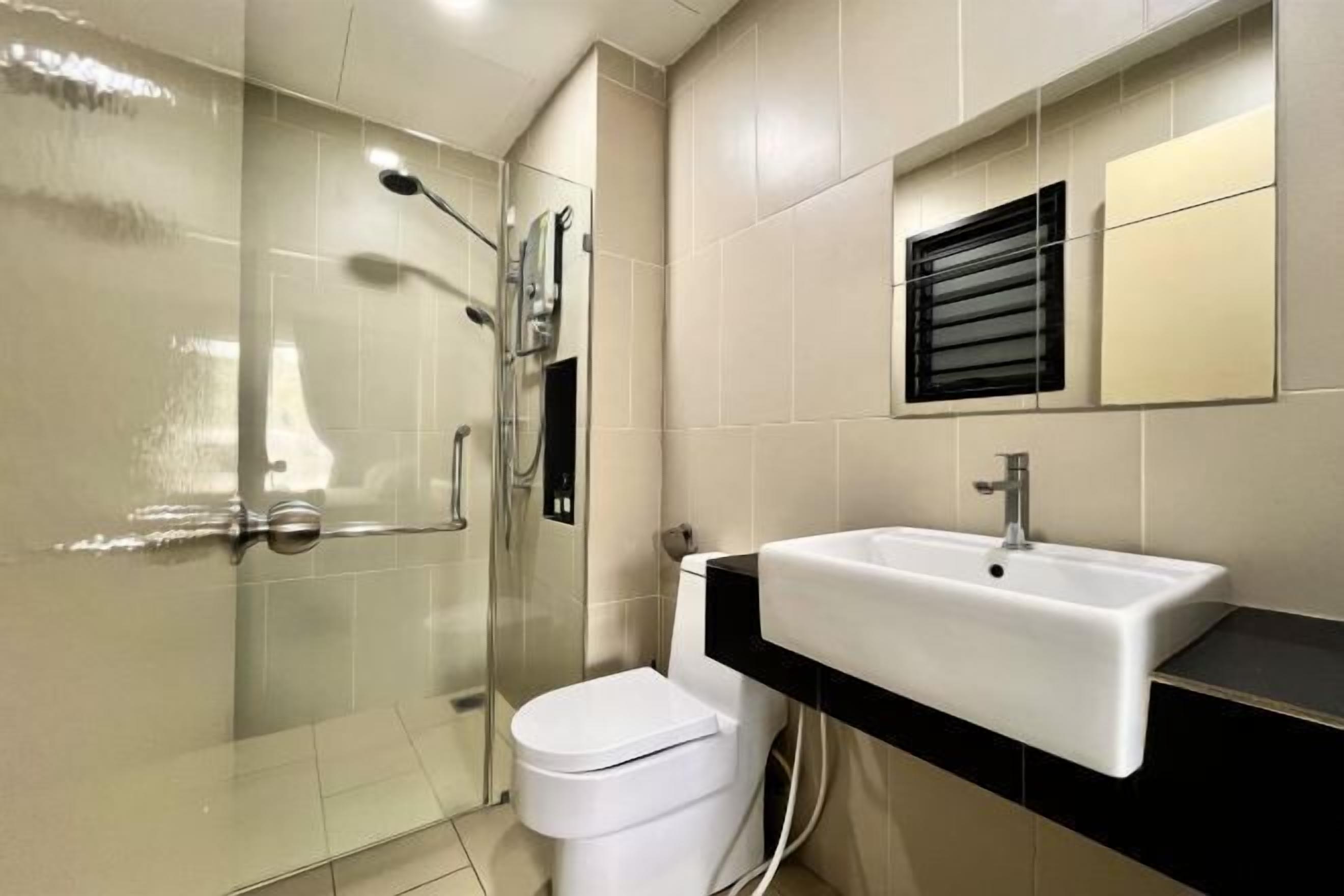 Salle de bain | Douche, pomme de douche hydromassante, séchoir à cheveux, pantoufles