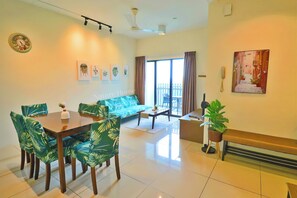 Departamento estĆ”ndar, 2 habitaciones, balcón, vista al mar | Ćrea de sala de estar | Televisión LCD de 55 pulgadas con canales digitales y Netflix