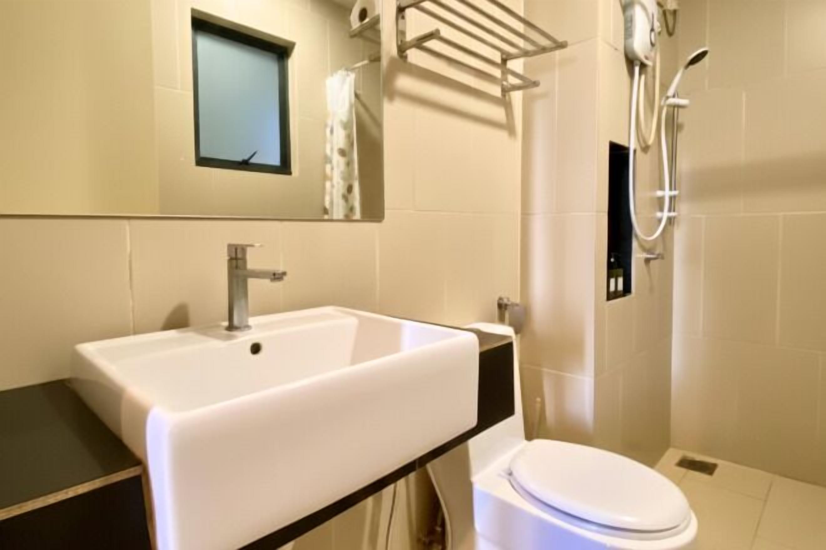 Badkamer | Een douche, een hydromassagedouche, een haardroger, pantoffels