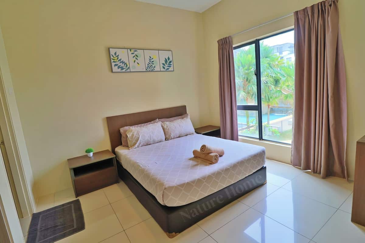 Apartamento estándar, 2 habitaciones, vistas a la piscina, junto a la playa | 1 dormitorio, decoración individual, mobiliario individual y escritorio