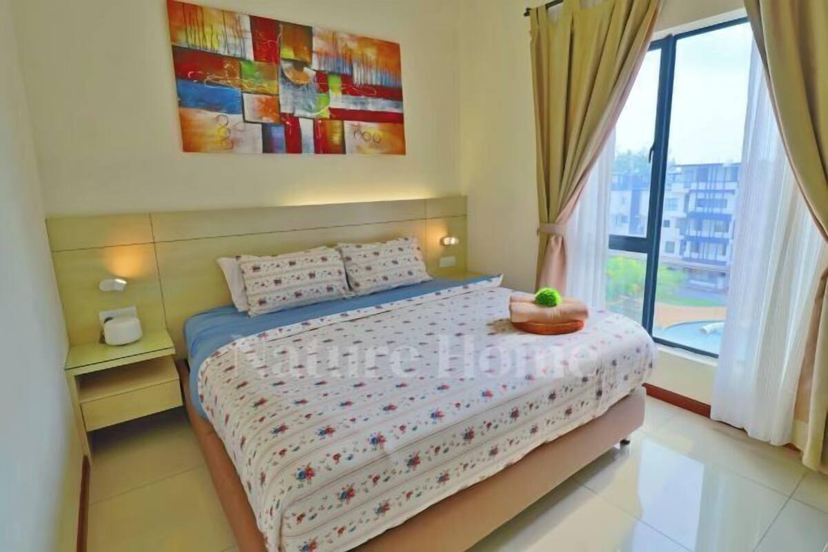1 bedroom, individually decorated, individually furnished, desk