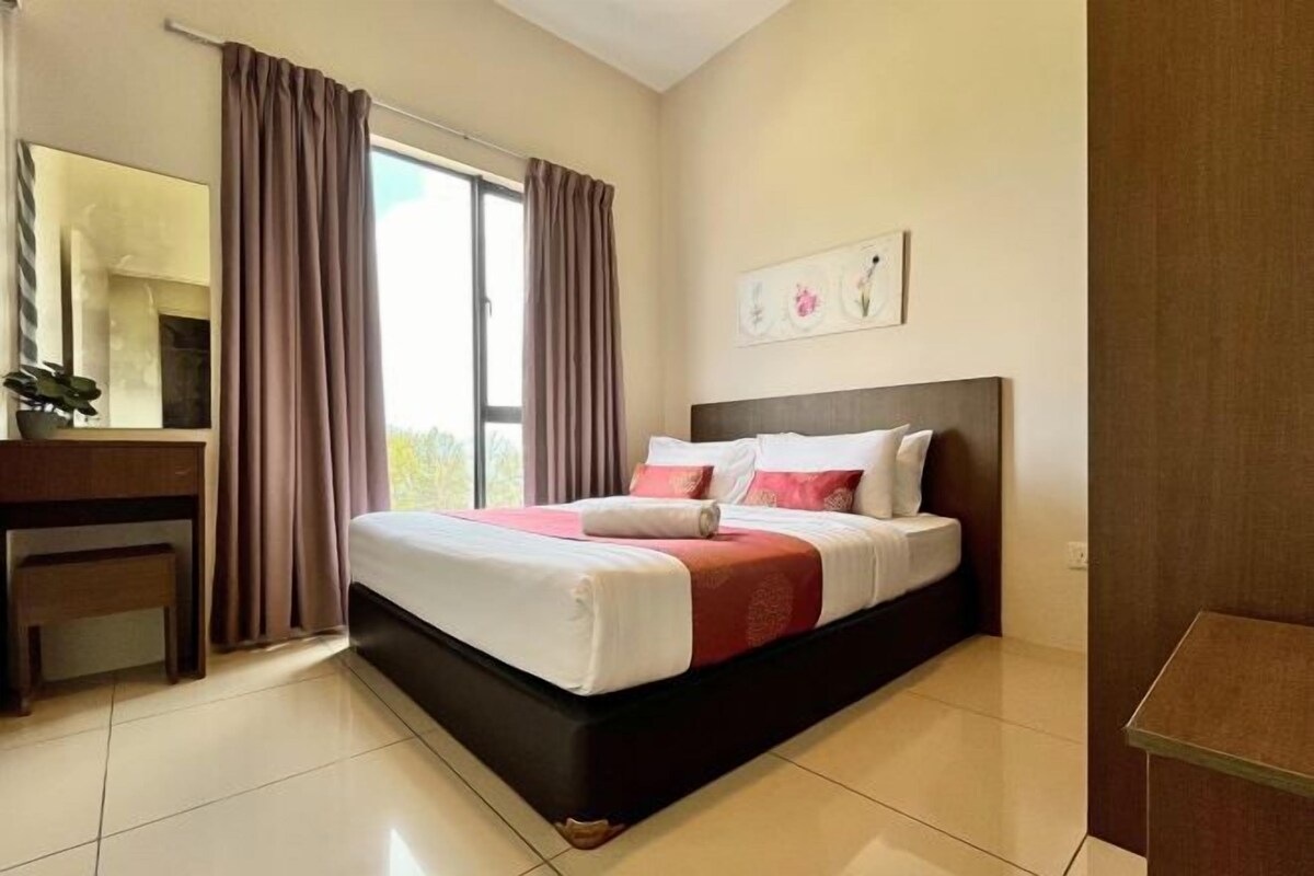 Habitación de hotel con cama, escritorio, silla, ventana con cortinas y un cuadro en la pared.