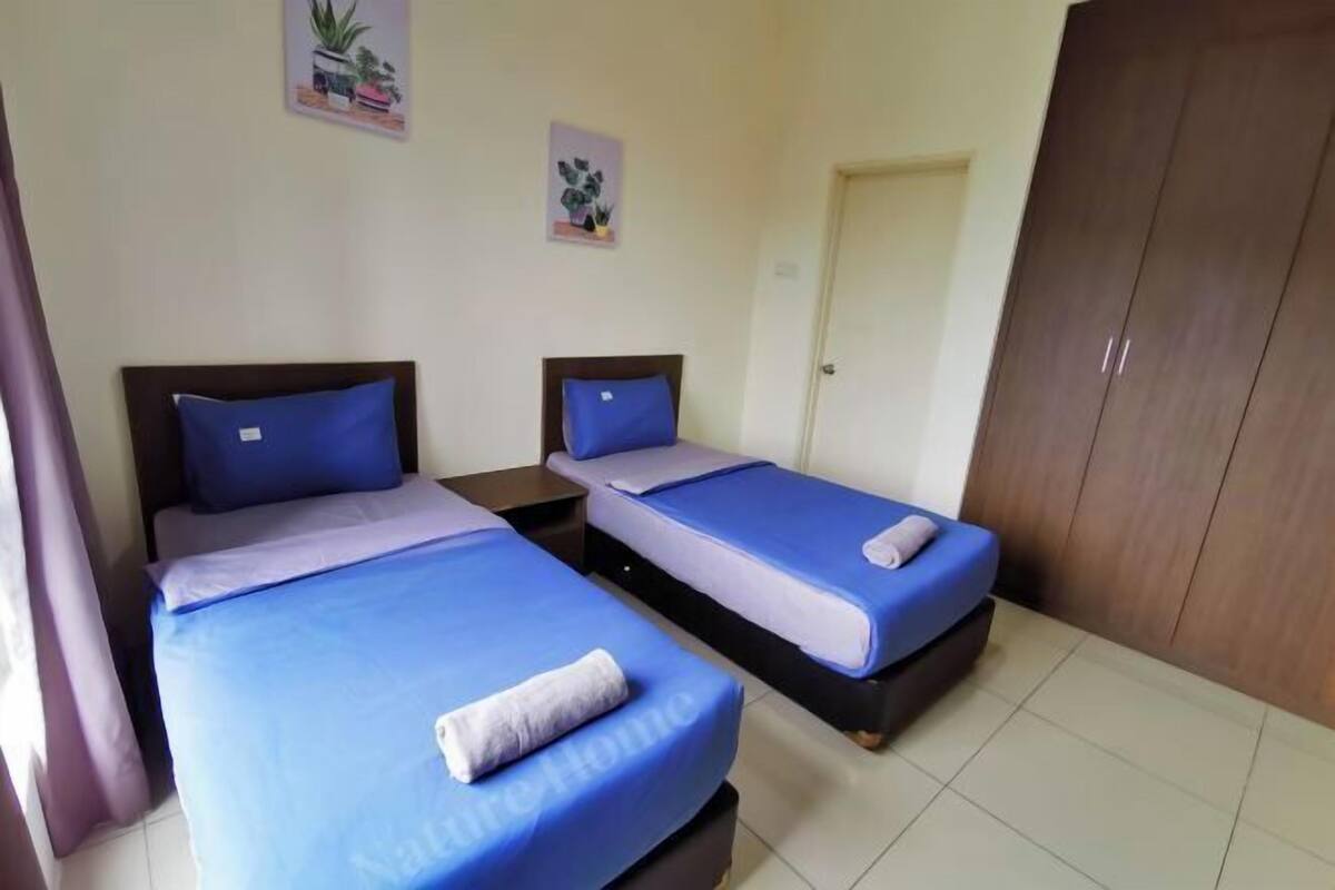1 bedroom, individually decorated, individually furnished, desk