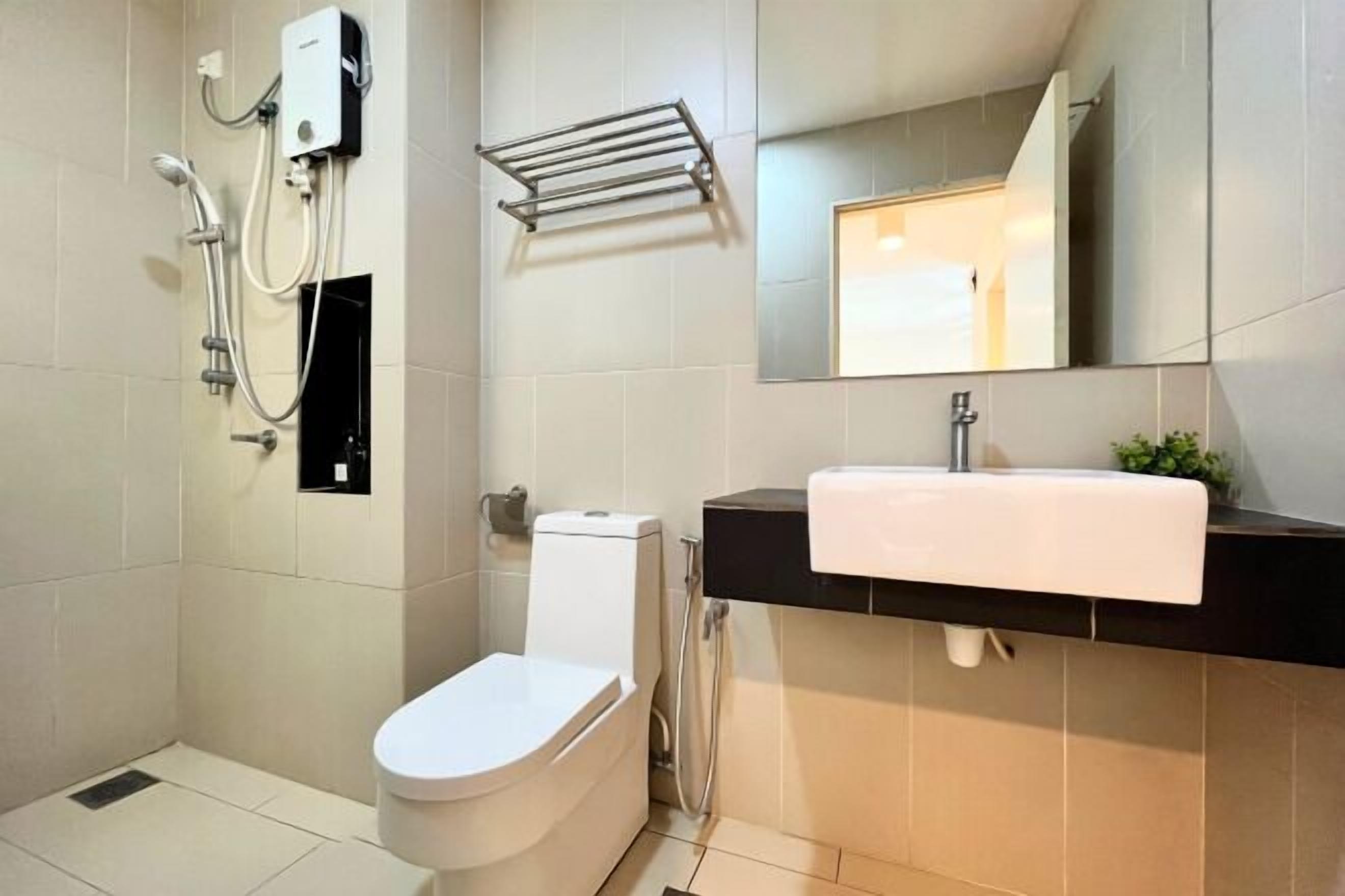 Badkamer | Een douche, een hydromassagedouche, een haardroger, pantoffels