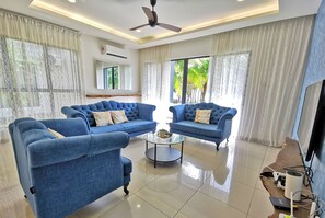 ファミリー ヴィラ 4 ベッドルーム ビーチサイド | リビング エリア | 55 インチの液晶テレビ (デジタル放送視聴可)、Netflix、ストリーミングサービス