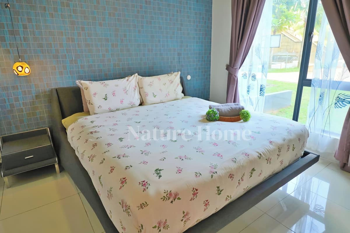 Apartamento Deluxe, 2 habitaciones, vistas a la piscina, planta baja | 1 dormitorio, decoración individual, mobiliario individual y escritorio