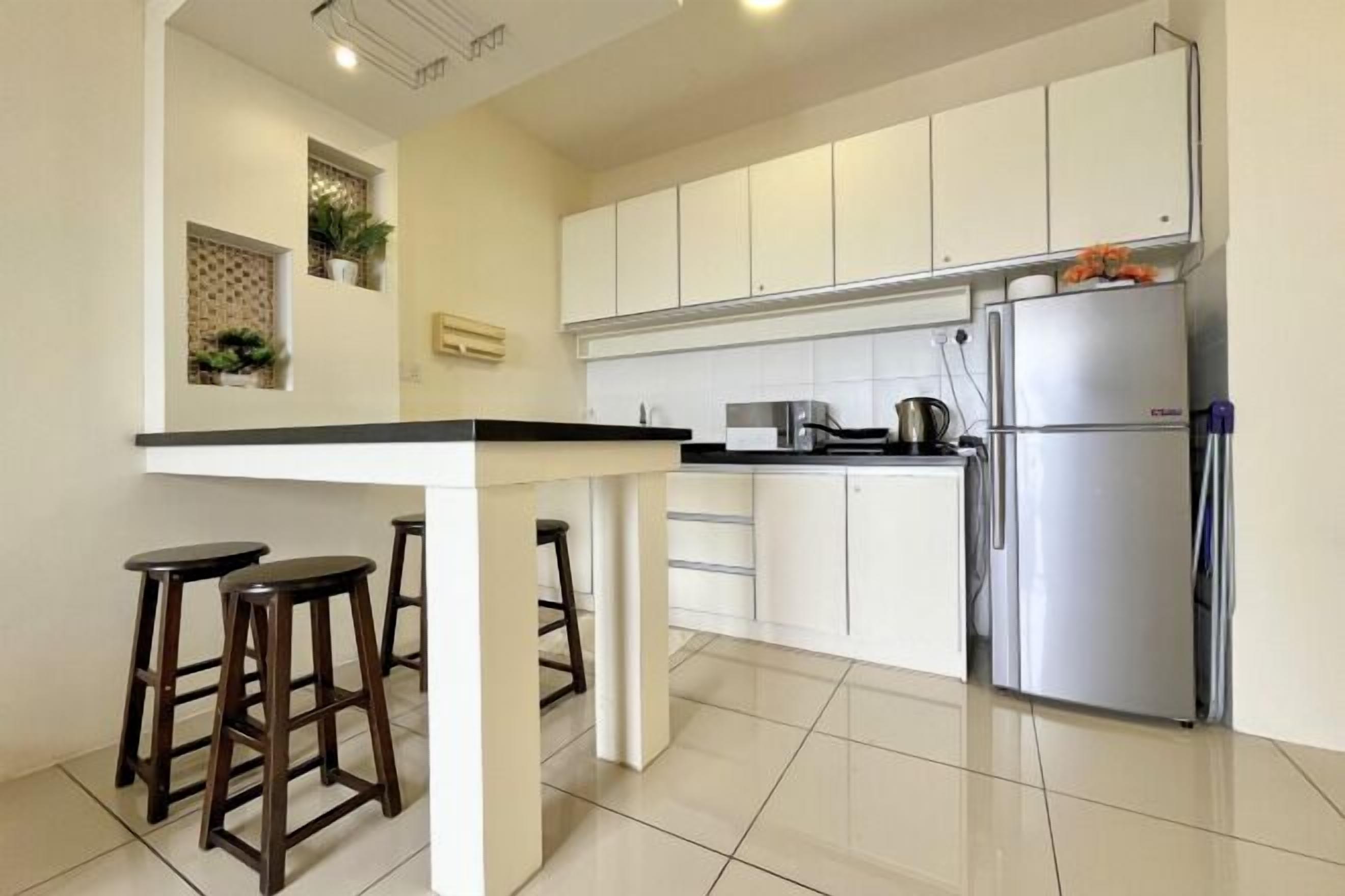 Privékeuken | Een koelkast, een microgolfoven, een oven, kookgerei, borden en bestek