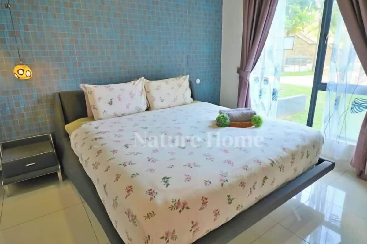 1 bedroom, individually decorated, individually furnished, desk