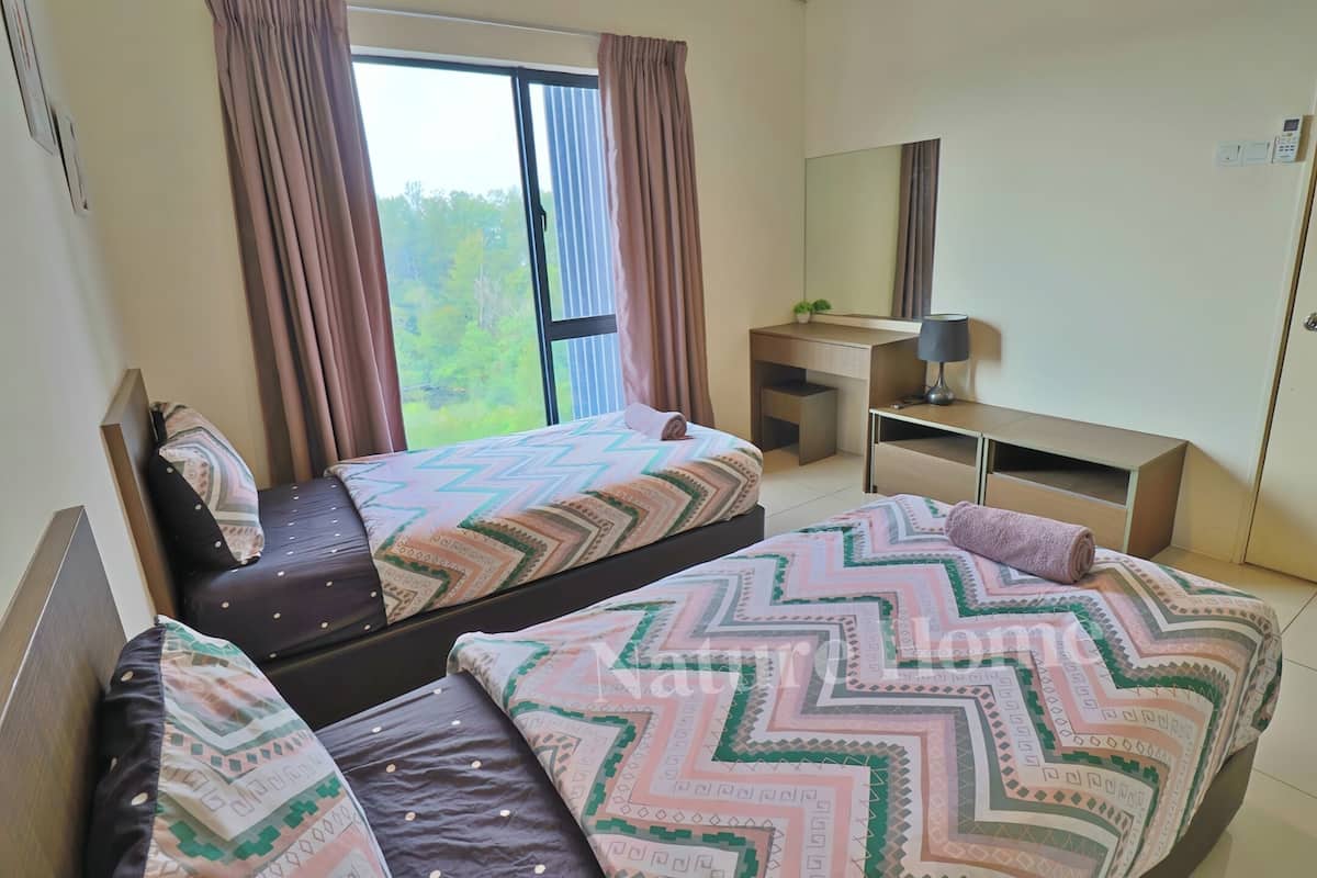 Une chambre d’hôtel avec deux lits, un bureau, une chaise, un miroir et une fenêtre avec des rideaux.