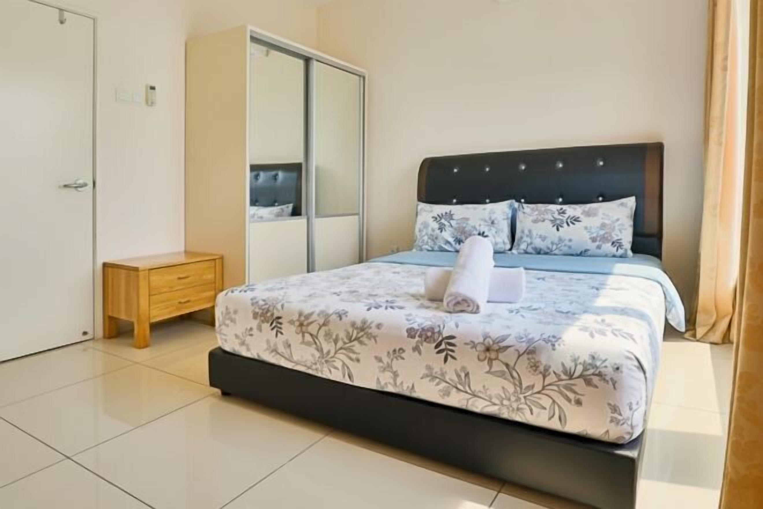 Décor unique, ameublement unique, bureau, rideaux d’obscurcissement