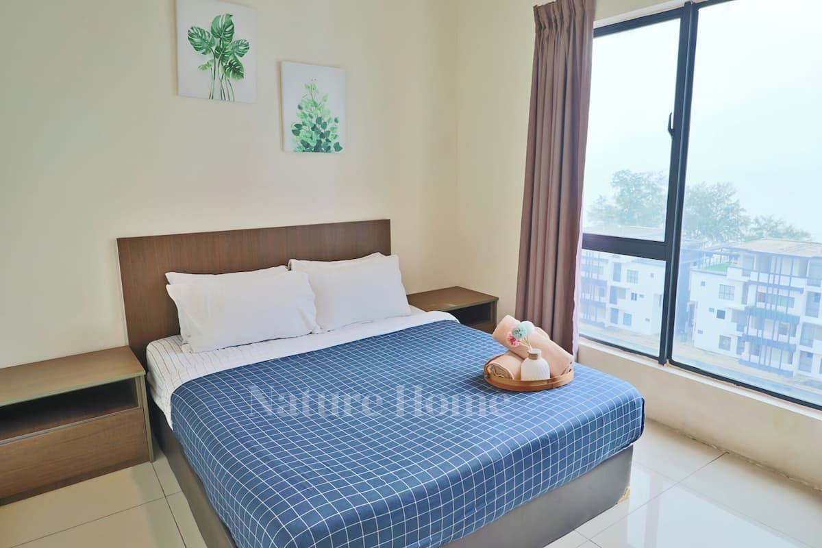 Estudio de diseño, 1 habitación, vistas al mar, en esquina | 1 dormitorio, decoración individual, mobiliario individual y escritorio