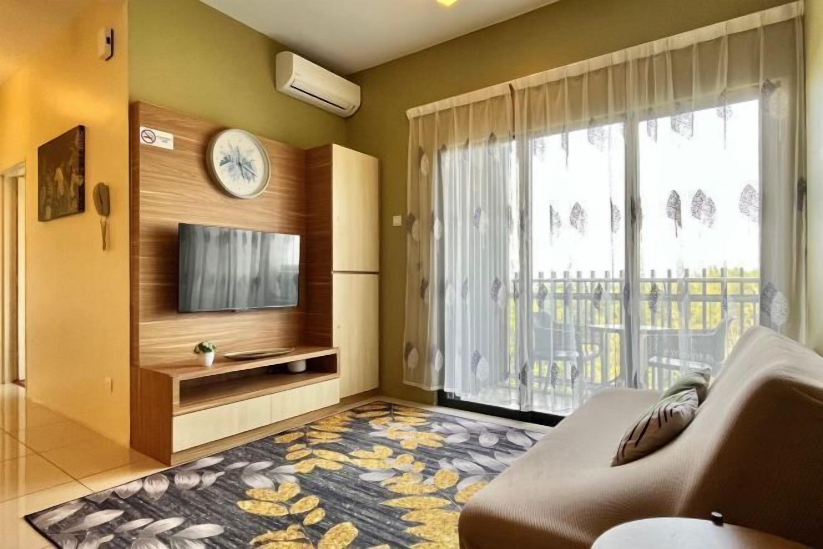 Wohnbereich | 55-Zoll-LCD-Fernseher mit Digitalempfang, Netflix, Streaming-Dienste