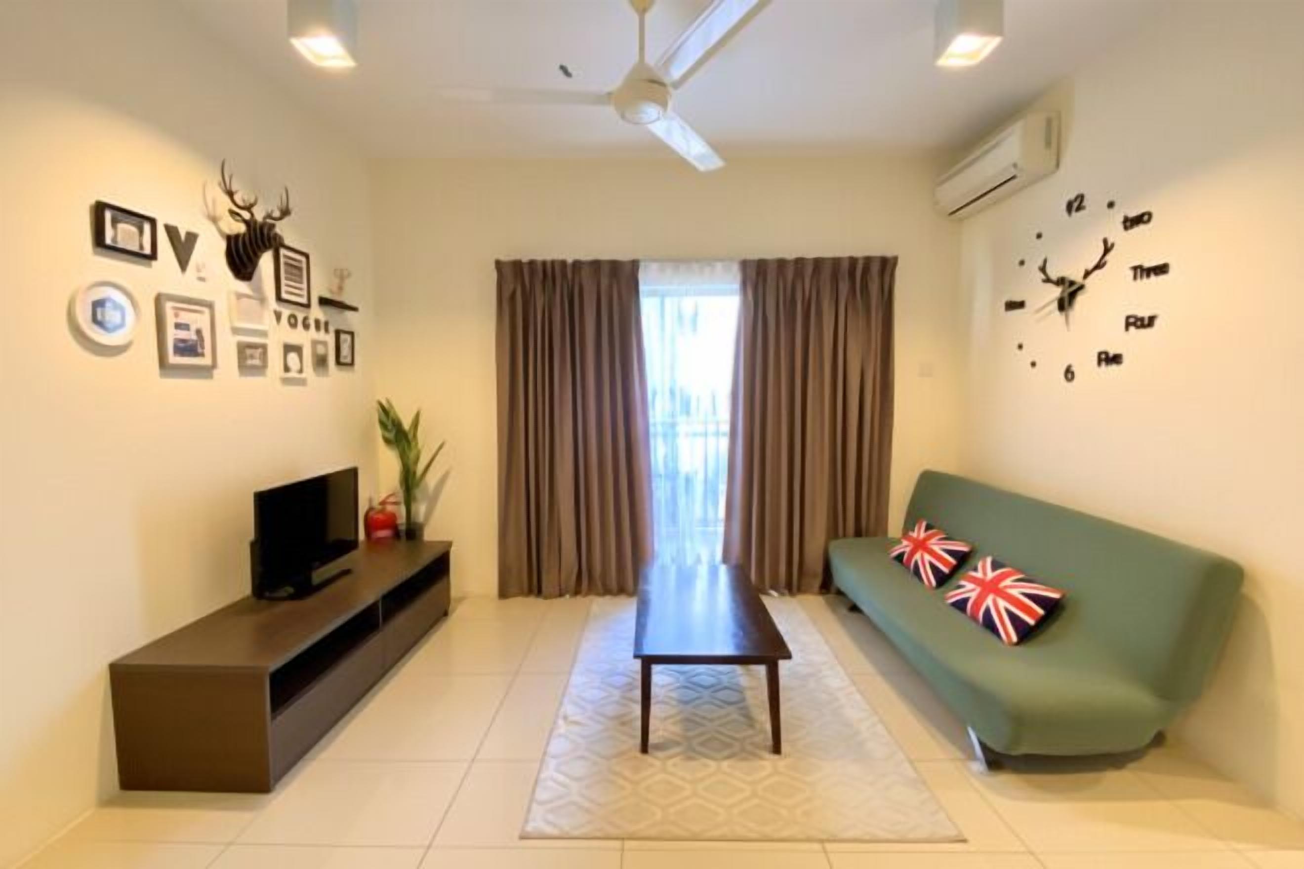 Woonruimte | Een 55-inch lcd-televisie met digitale zenders en Netflix