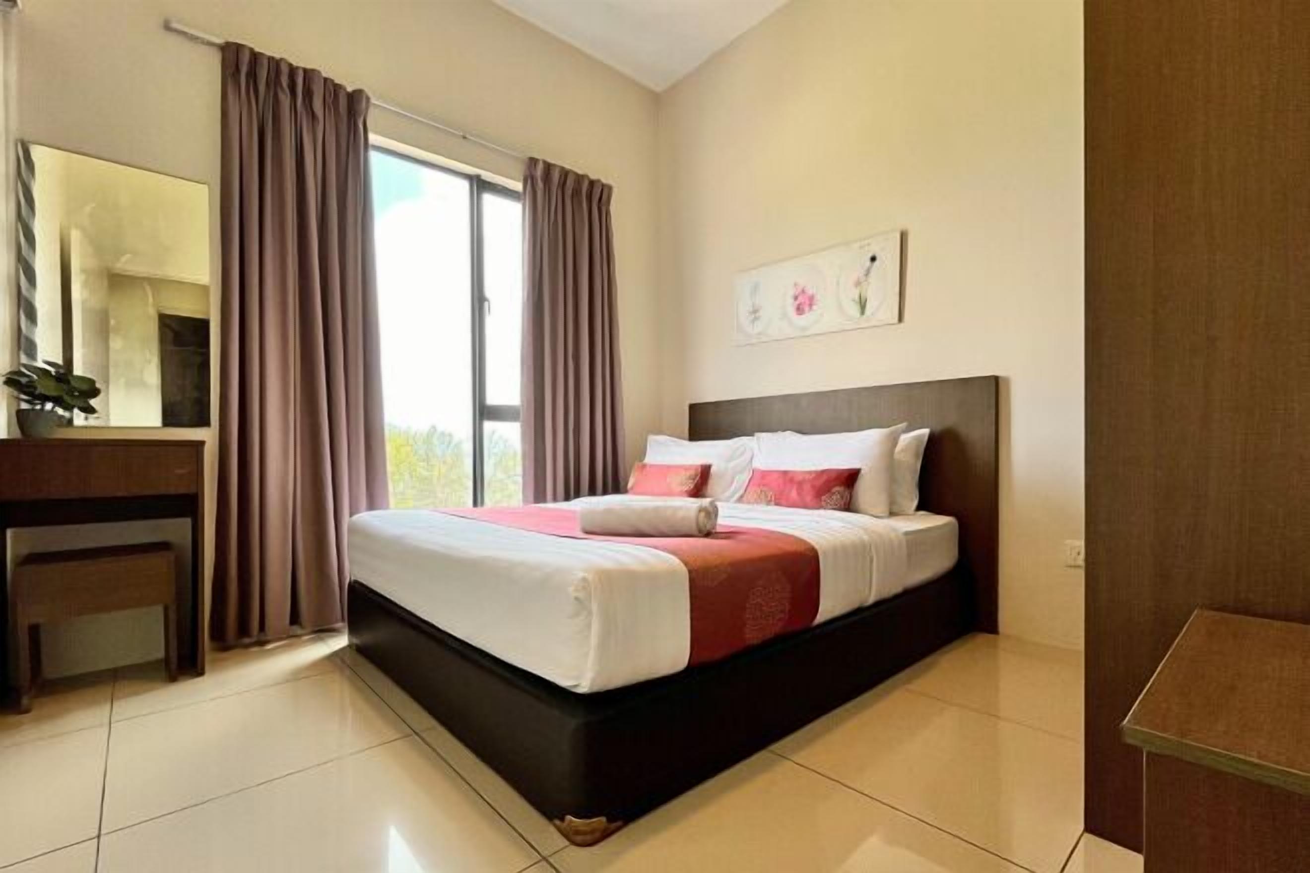 Individueel gedecoreerd, individueel gemeubileerd, een bureau