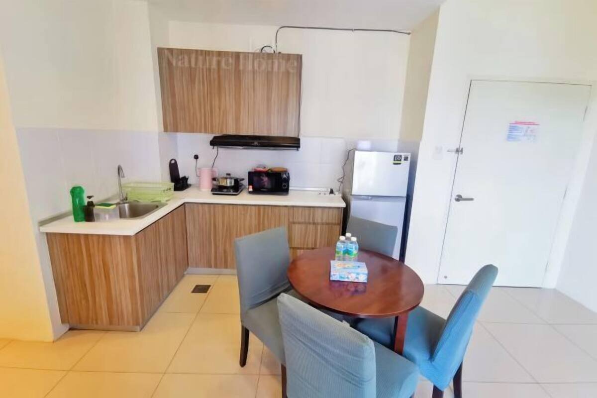 Private kitchen | Fridge, microwave, oven, cookware/dishes/utensils