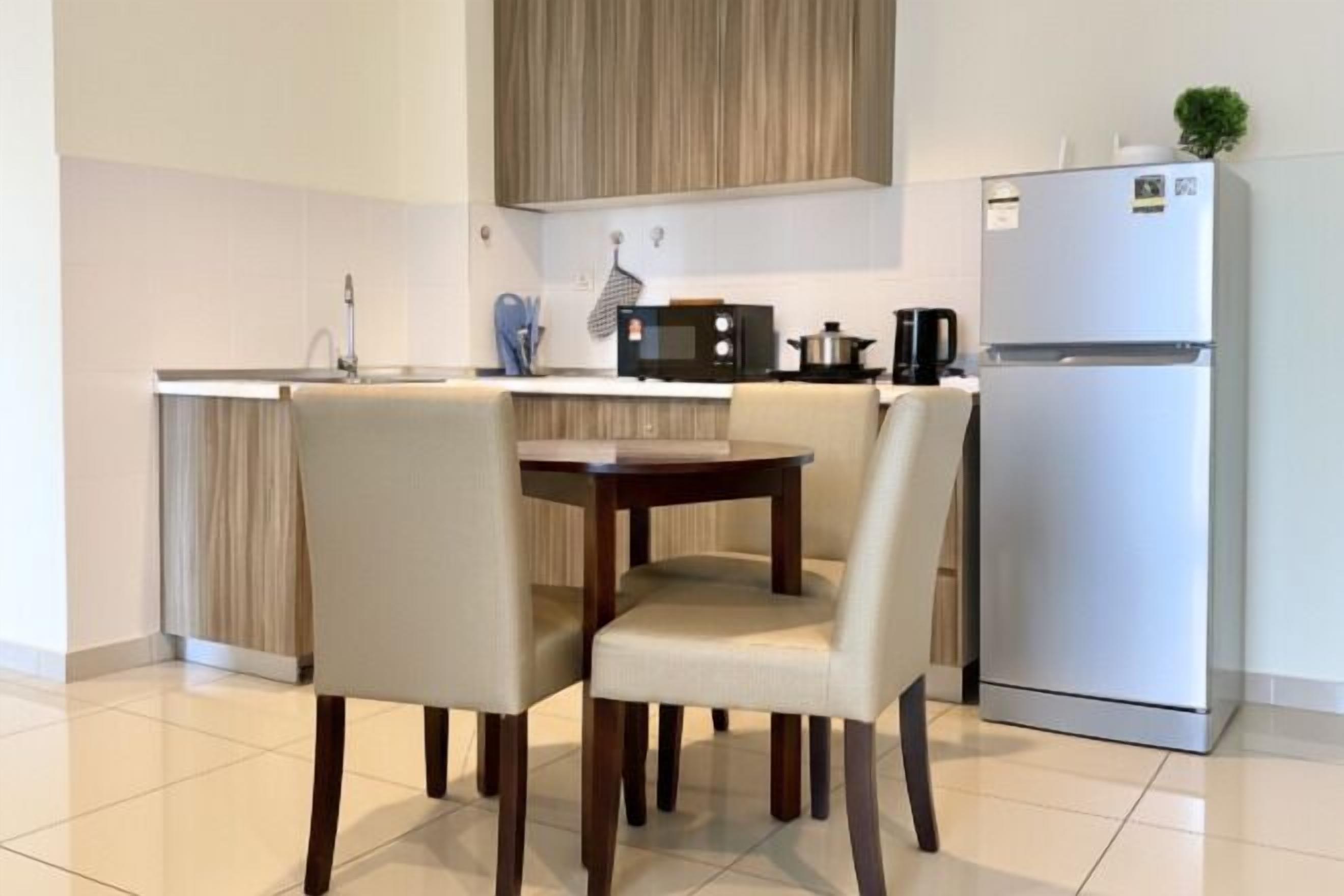 Privékeuken | Een koelkast, een microgolfoven, een oven, kookgerei, borden en bestek