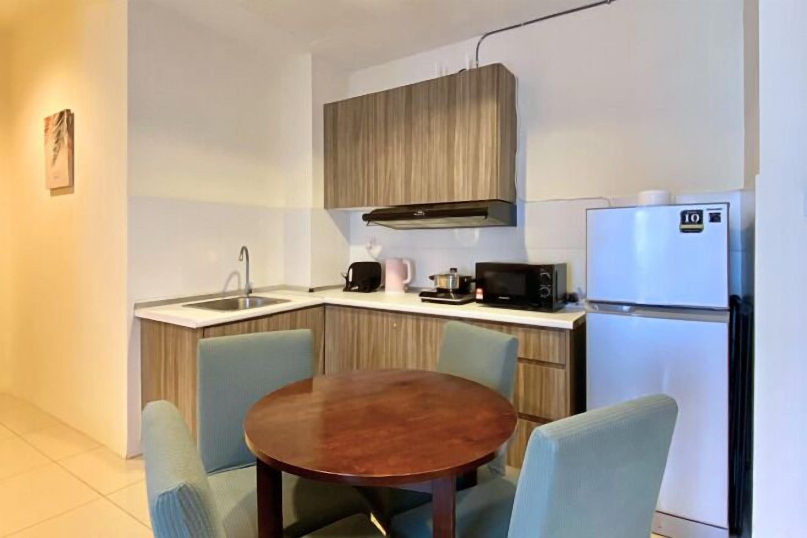 Privékeuken | Een koelkast, een microgolfoven, een oven, kookgerei, borden en bestek