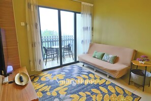 Apartamento Deluxe, 2 habitaciones, vistas al mar, junto a la playa | Zona de estar | Televisión LCD de 55 pulgadas con canales digitales, Netflix