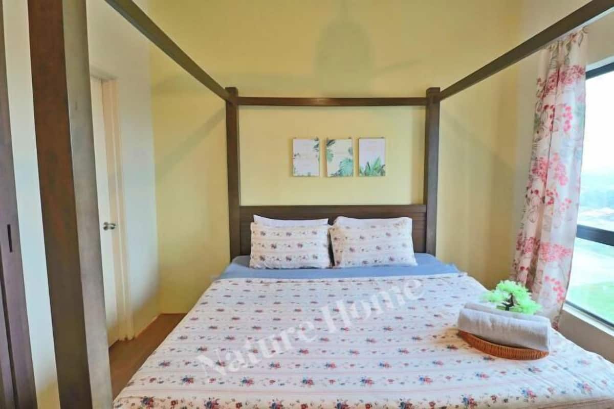 1 bedroom, individually decorated, individually furnished, desk