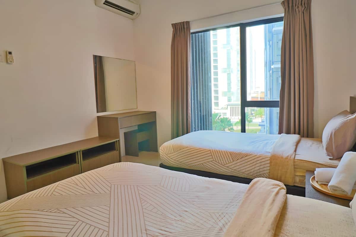 Apartamento Deluxe, 2 habitaciones, no fumadores, vistas a la piscina | 1 dormitorio, decoración individual, mobiliario individual y escritorio