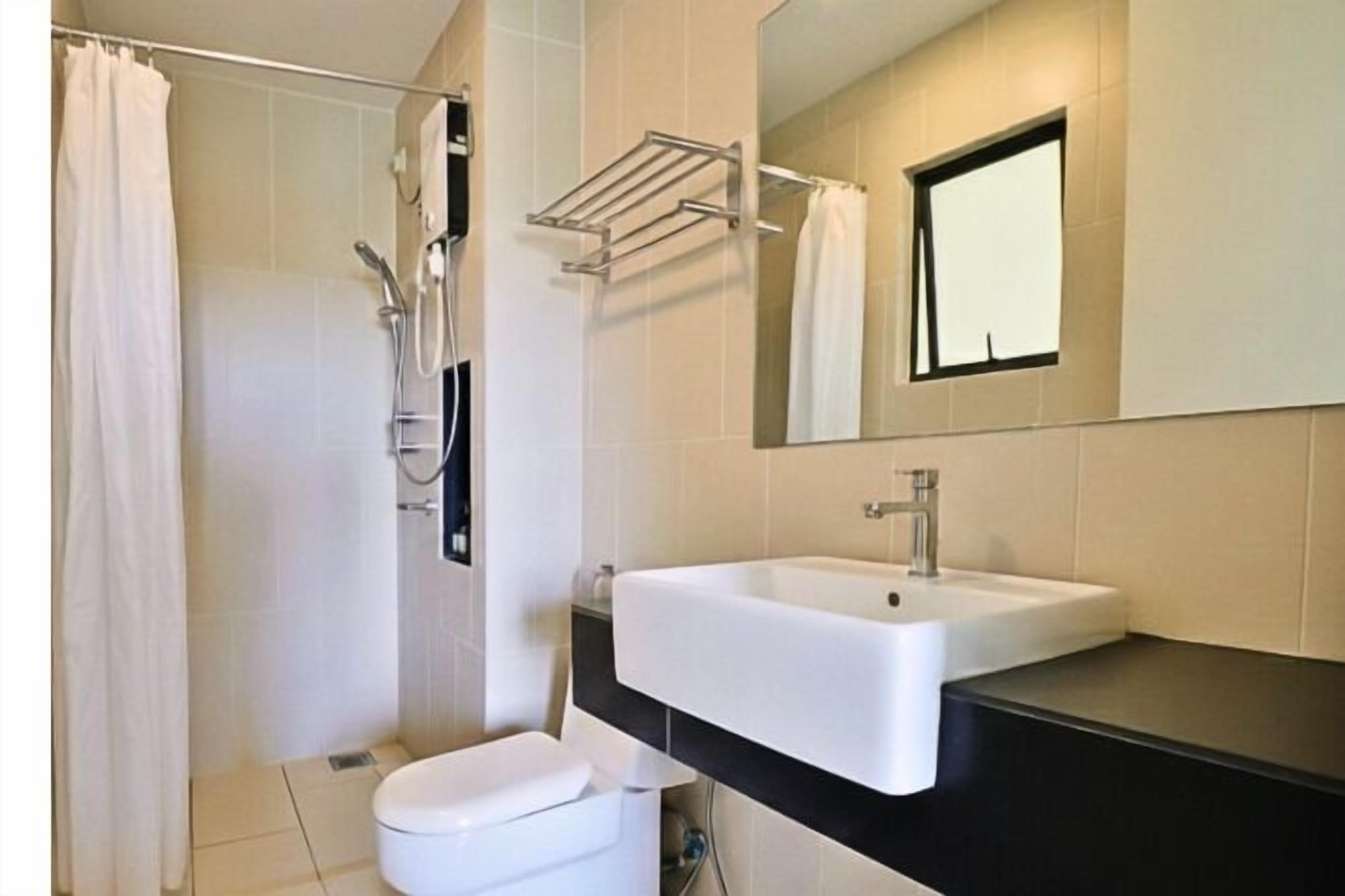 Badkamer | Een douche, een hydromassagedouche, een haardroger, pantoffels