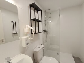 Comfort-Apartment | Badezimmer | Kostenlose Toilettenartikel, Haartrockner