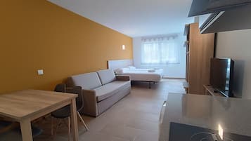 1 bedroom, down duvets, desk, free WiFi