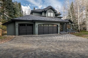 Exterior - Holiday Availability! Newly Furnished 4 Bedroom Home with Hot Tub (Sun Valley)