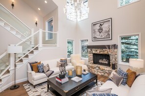 TV, offices - Holiday Availability! Newly Furnished 4 Bedroom Home with Hot Tub (Sun Valley)