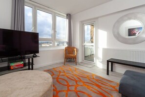 TV, fireplace, offices - 3 Bedroom Old Street Apartment - City Views (London)